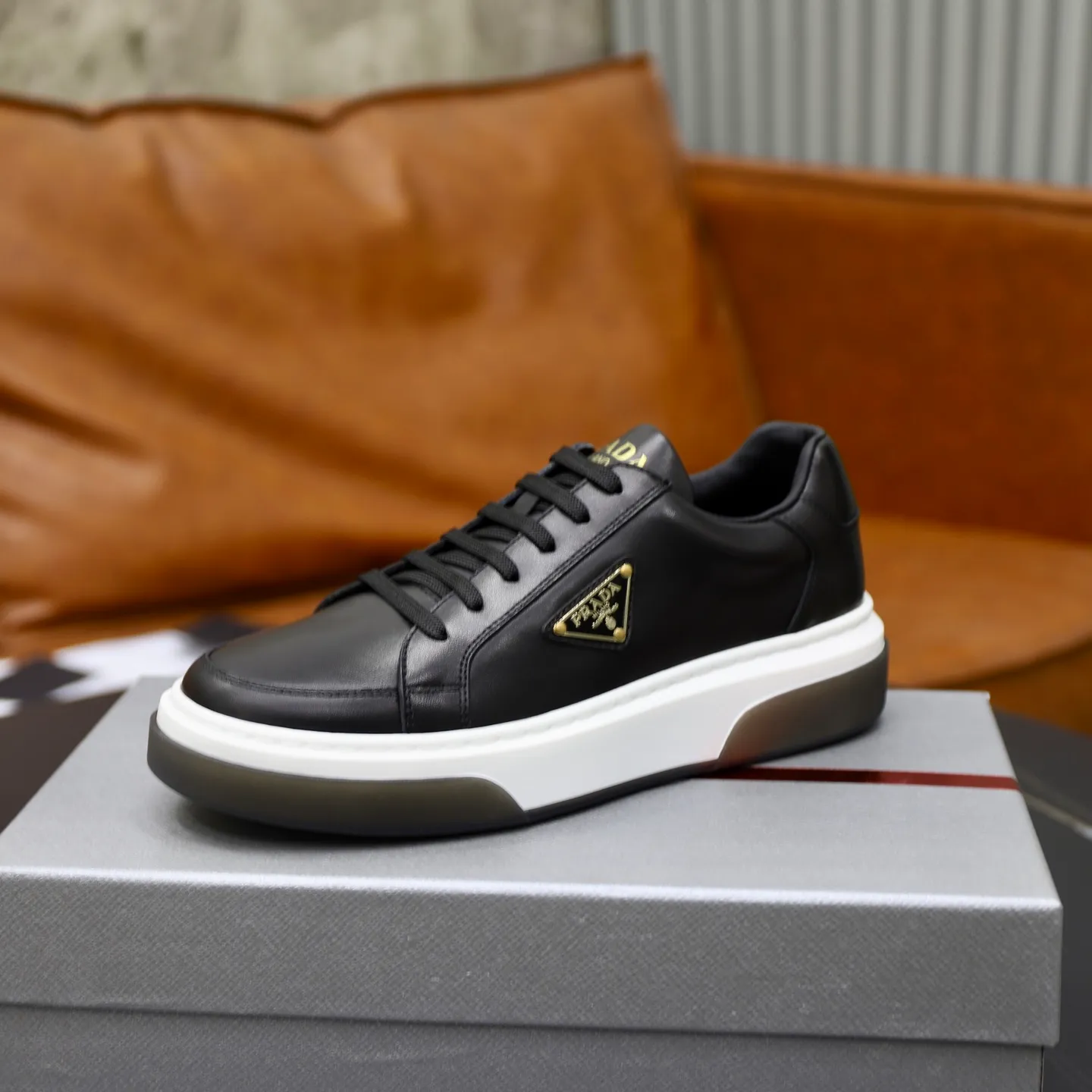 Factory price: 700💰Top original order Brand: PRADA (Prada) Standard code: Men's size 38/44 (45 can be customized) Grade: Same as the official website Material: Original cowhide stitching imported cowhide lining Original combination two-color wear-resistant soft outsole Style category: Leisure and sports version Young fashion European and American trend British style Color: Actual picture color